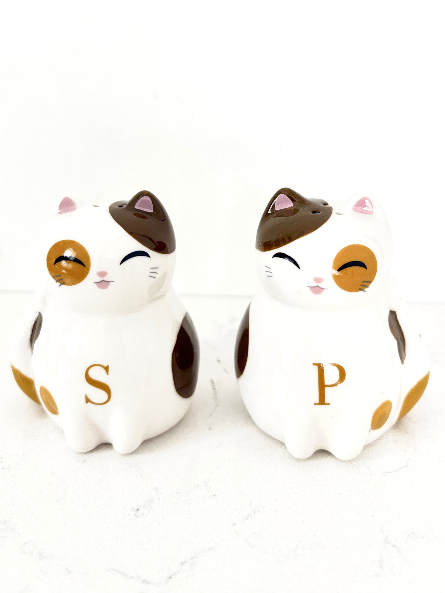 Sold - Adorable Cat Salt & Pepper Shakers