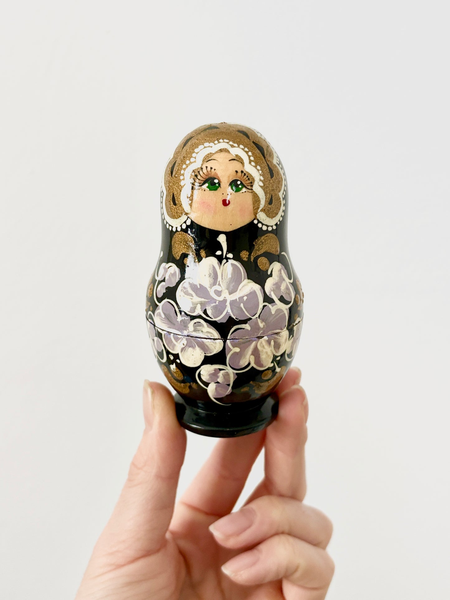 Hand-Painted Black & Gold Russian Matryoshka Nesting Dolls with Purple Floral Design – Traditional Folk Art Decor
