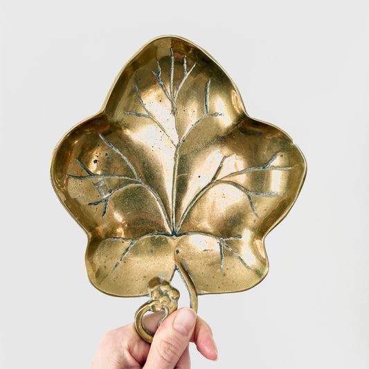 Vintage Brass Grape Leaf Trinket Dish Ashtray Jewelry Bowl with Grape Bunch Stem Handle, Vintage Brass Grape Leaf Decor, Retro Brass Decor