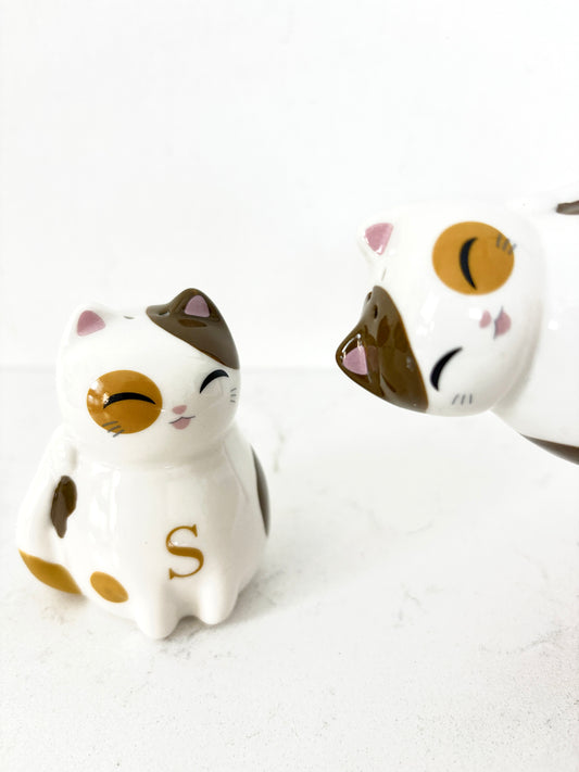 Sold - Adorable Cat Salt & Pepper Shakers