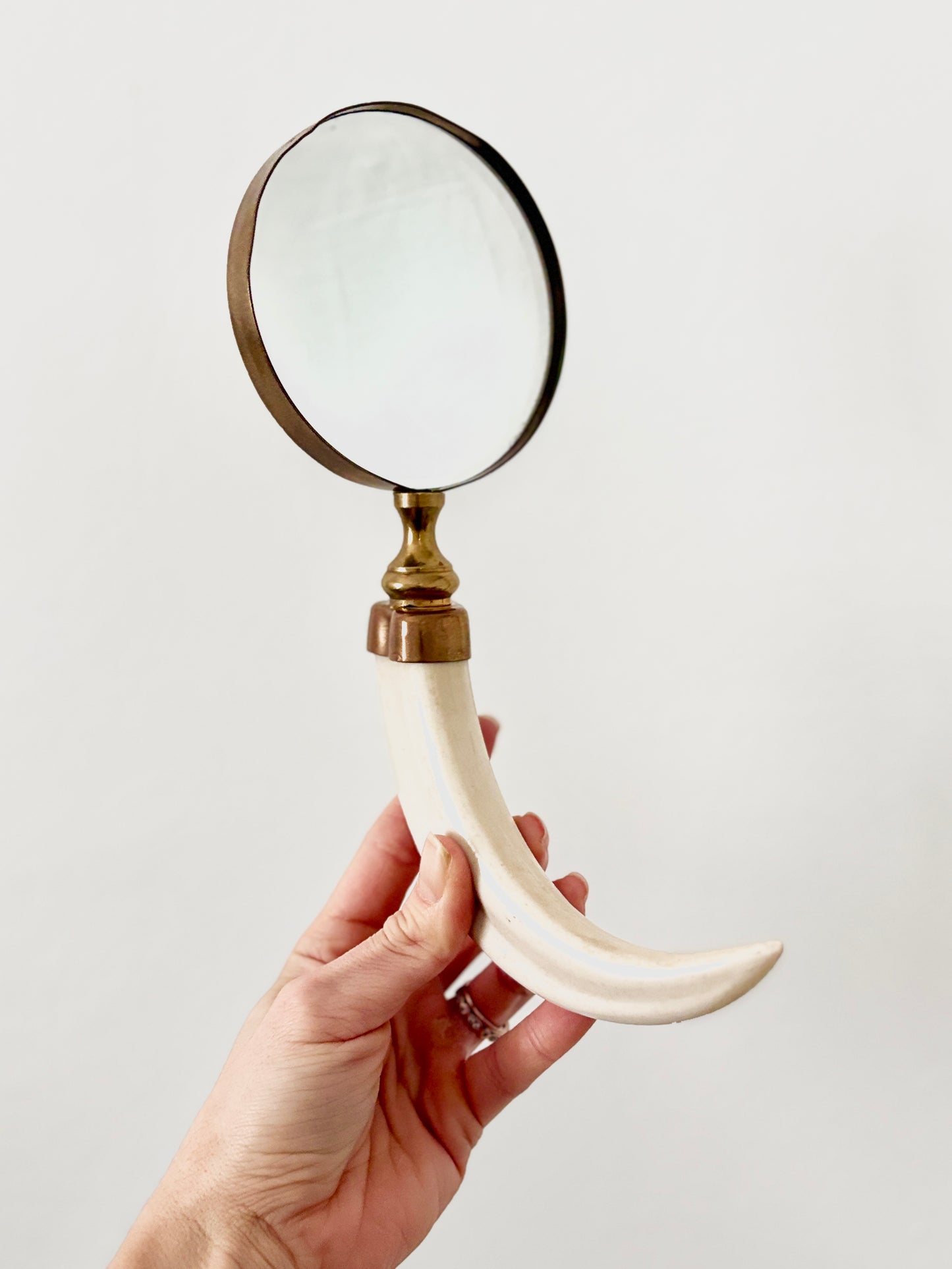 Vintage Brass Magnifying Glass with Boar’s Tusk Handle – Antique Style Handheld Loupe – Collectible Desk & Library Decor